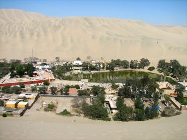 L'oasis de Huacachina vue des hautes dunes de sable environnantes