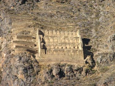 Des entrep&ocirc;ts incas construits &agrave; m&ecirc;me la falaise