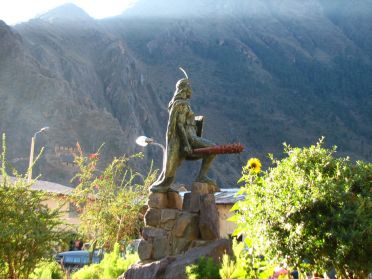Sur la place centrale tr&ocirc;ne la statue d'un Inca