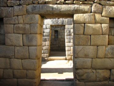 Typiquement inca et afin de résister aux tremblements de terre, les portes incas étaient toujours pyramidales