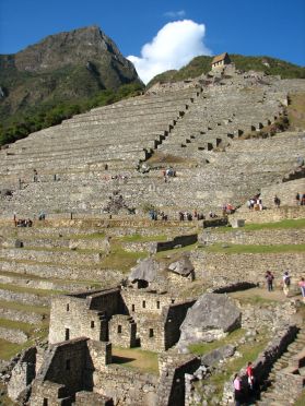 Tout au fond &agrave; gauche, le mont Machu Picchu qui a donn&eacute; son nom au site inca
