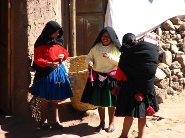 Péruviennes entre elles, île de Taquile