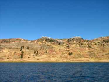 Ile pÃ©ruvienne bordant le lac Titicaca