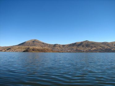 Vue sur Puno depuis le lac Titicaca