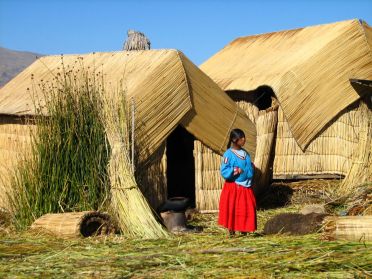 Indienne vivant sur les Ã®les flottantes du lac Titicaca
