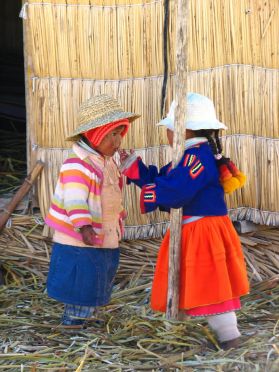 Jeux d'enfants aux &icirc;les Uros