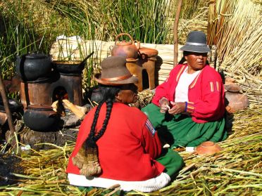 Vie quotidienne des femmes sur le lac Titicaca