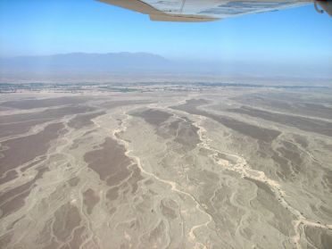 Depuis l'avion, la vue sur le désert et les oasis est très belle