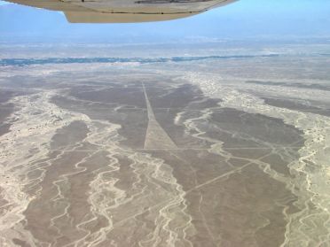 De nombreuses formes g&eacute;om&eacute;triques myst&eacute;rieuses pars&egrave;ment le d&eacute;sert de Nazca