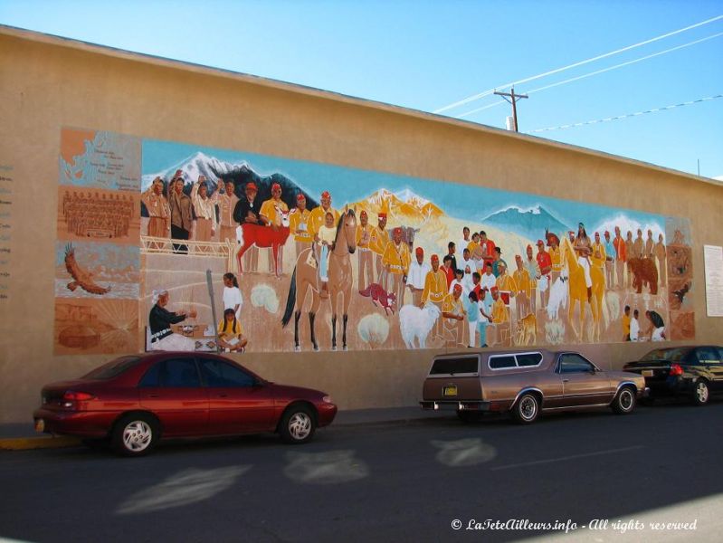 Sur un mur, une fresque rappelle le role important des Navajos lors de la 2eme guerre mondiale