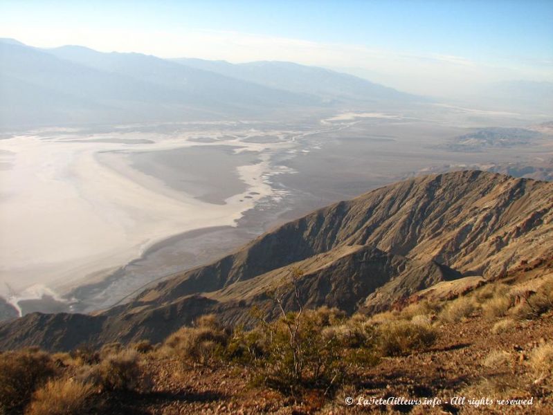 Le promontoire offre une vue saisissante sur les deserts de sel