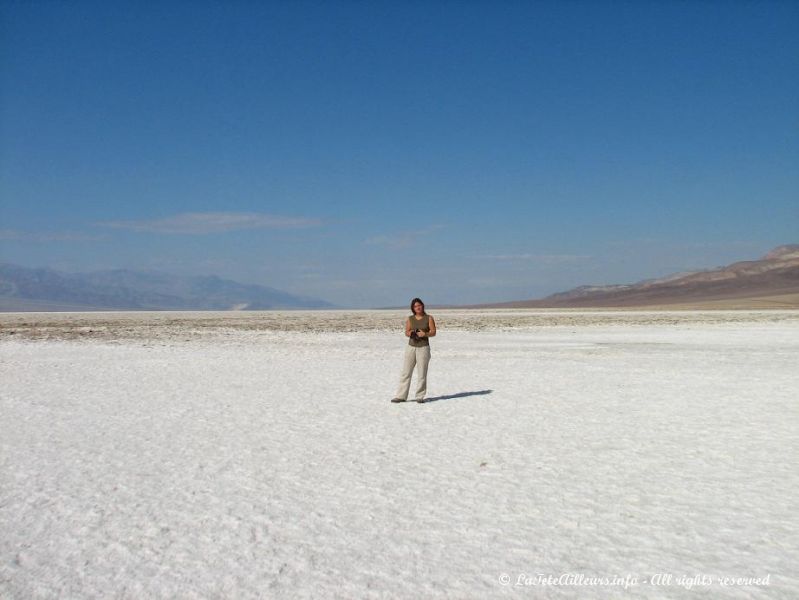 Rebecca perdue dans ce desert de sel