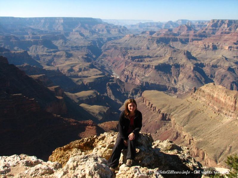 Rebecca prend la pose devant le Grand Canyon