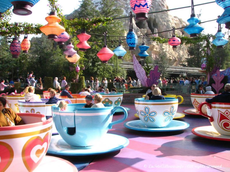 Les tasses d'Alice au Pays des Merveilles, un classique de Disneyland
