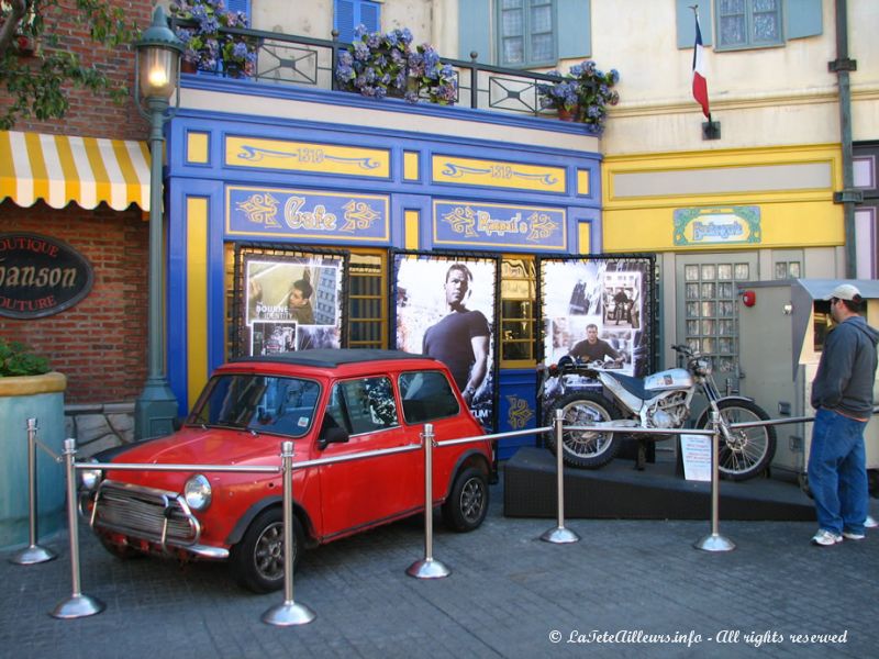 Une voiture et une moto du film ''La Memoire dans la Peau''