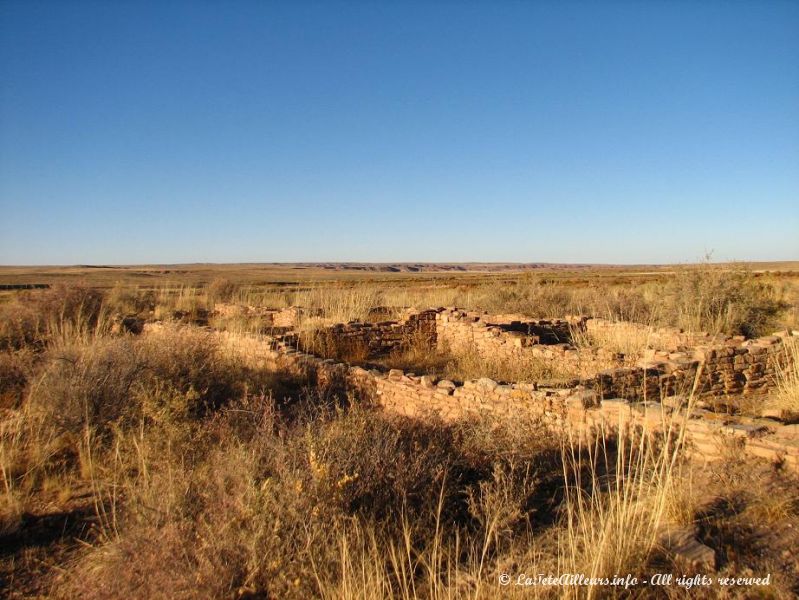 Les ruines d'un ancien village pueblo devant le desert de l'Arizona