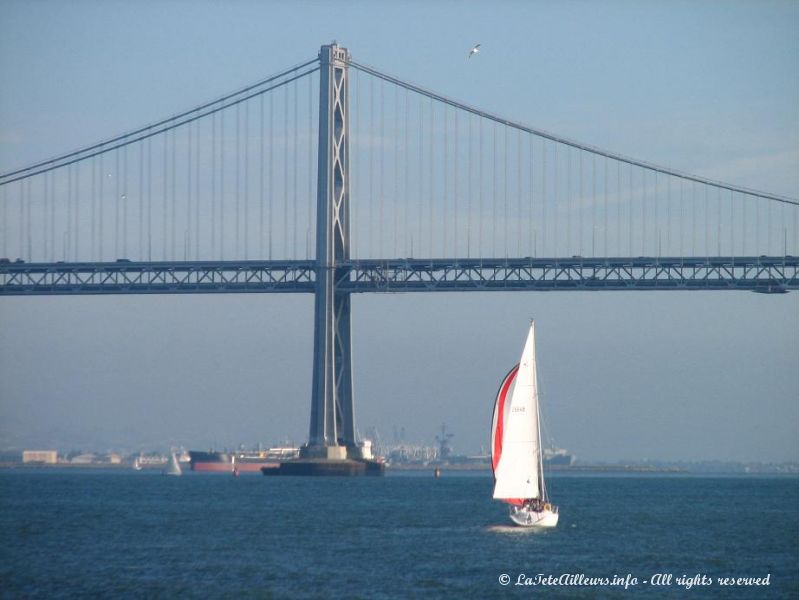 Le pont Bay Bridge traverse toute la baie de San Francisco