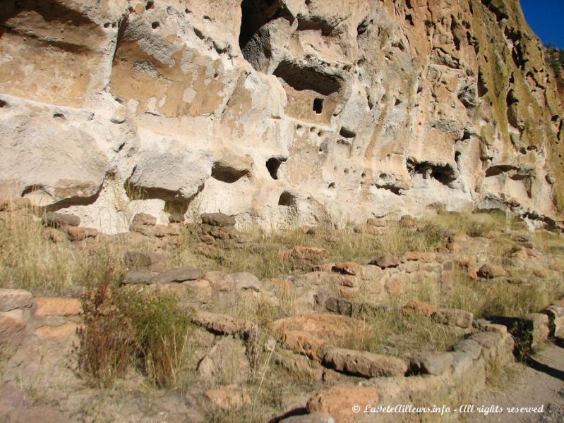 Les nombreux trous dans la roche temoignent des emplacements des anciens poteaux de bois€