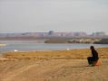Rebecca meditant devant les beautes du lac Powell