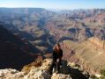 Rebecca prend la pose devant le Grand Canyon