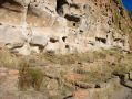 Les nombreux trous dans la roche temoignent des emplacements des anciens poteaux de boisâ‚¬