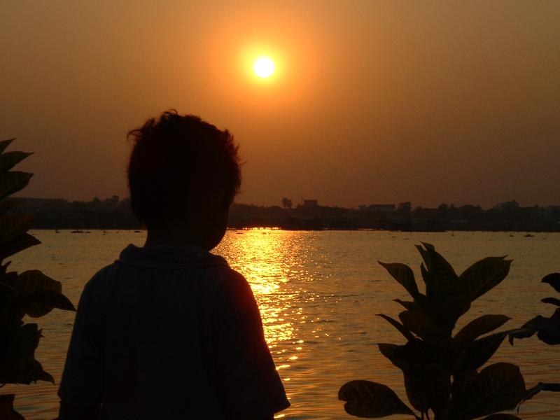 Coucher de soleil sur le lac Boeng Kak, les enfants aussi savent apprécier