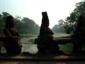 Des statues portent des nagas, dieux serpents et protecteur d'Angkor Thom, la capitale du royaume d'Angkor