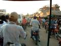 Chacun passe où il peut dans les bouchons devant le marché de Siem Reap