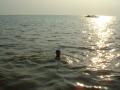 Un petit bain dans les eaux boueuses du Tonlé Sap pour O'Live !