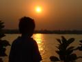 Coucher de soleil sur le lac Boeng Kak, les enfants aussi savent apprÃ©cier