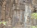 Les gardiennes Vishnou, à côté de fausses fenêtres avec imitation de treillis et colonnettes