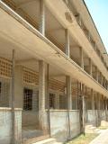 Des grillages avaient été installés pour transformer l'ancienne école en prison