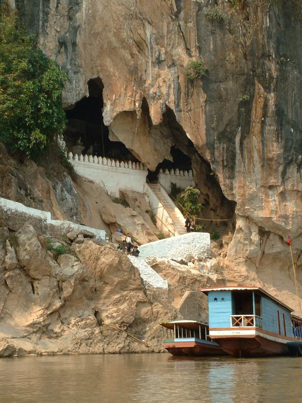 La grotte de Pak Ou, au bord du Mékong