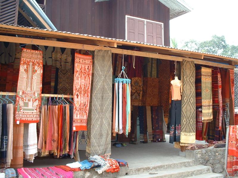 Des tissus aux motifs laos traditionnels