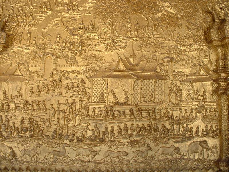 La façade du Wat Maï est ornée de superbes bas-reliefs dorés