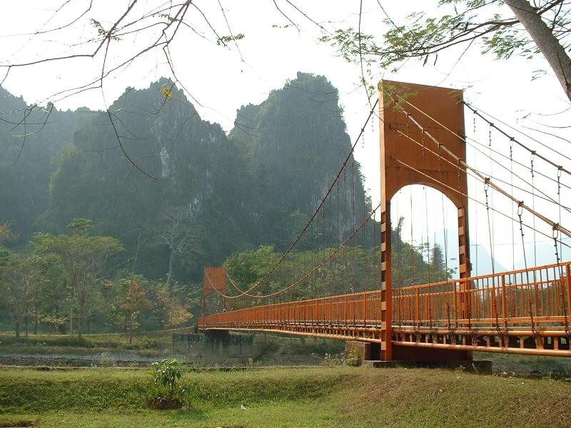Un joli pont rouge enjambe la rivière Nam Song