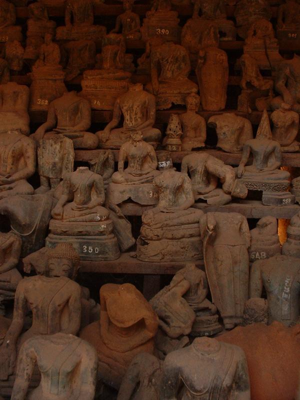 A l'intérieur du Wat, des milliers de statues décapitées lors de guerres