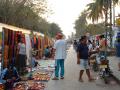 En fin de journée, un marché d'artisanat local envahit la rue principale