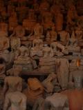 A l'intÃ©rieur du Wat, des milliers de statues dÃ©capitÃ©es lors de guerres