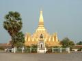 Le Wat That Luang, derriÃ¨re le monument au morts de la RÃ©volution lao