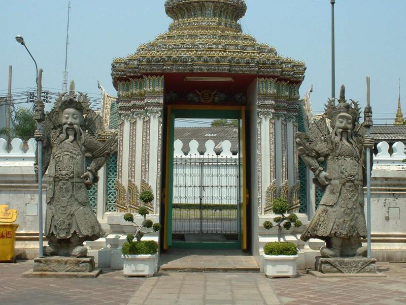 Une entrée du Wat Phra Kaeo, gardée par des mandarins