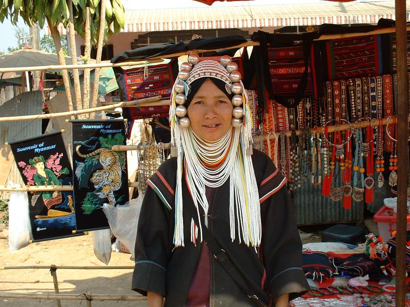 Une femme issue d'une minorité venue vendre son artisanat au village