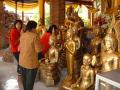 Les bouddhistes viennent dÃ©poser des feuilles d'or sur les statues