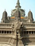 La maquette d'un temple khmer devant un chedi