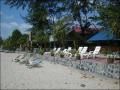 Terrasses de restaurants le long de Khlong Dao Beach, la plus grande plage de Koh Lanta