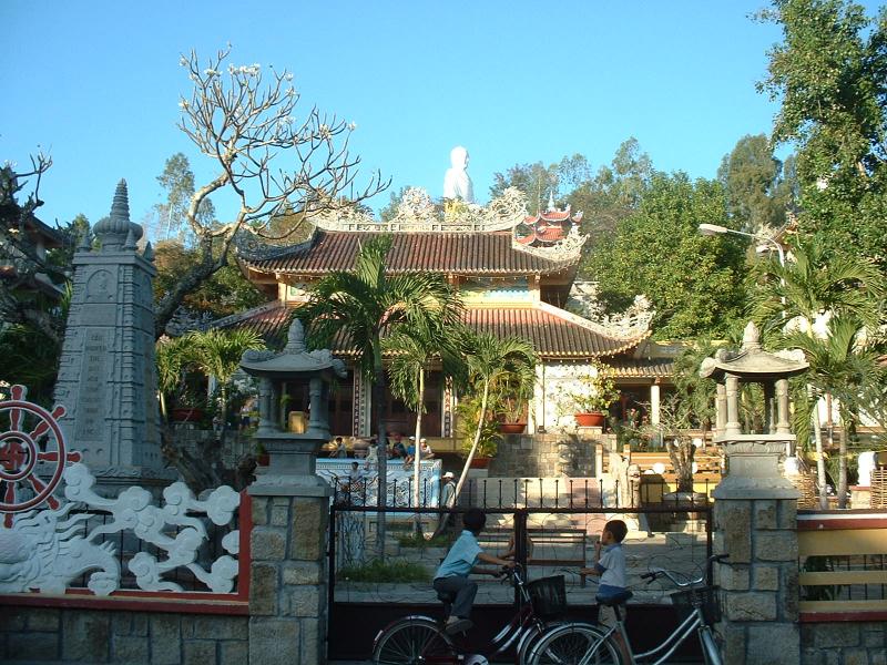 Au pied de la colline, la pagode Long Son, dédiée au Bouddha Gautama