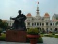 La statue d'HÃ´ Chi Minh trÃ´ne devant l'hÃ´tel de ville